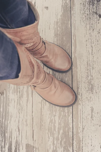 Pieds. Vue à la première personne sur fond de bois rustique . — Photo