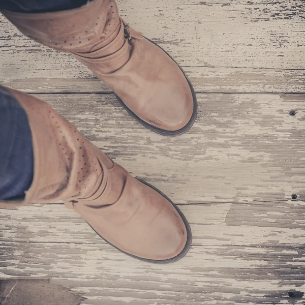 Pieds. Vue à la première personne sur fond de bois rustique . — Photo