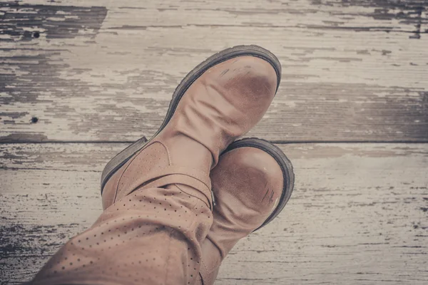 Pieds. Vue à la première personne sur fond de bois rustique . — Photo