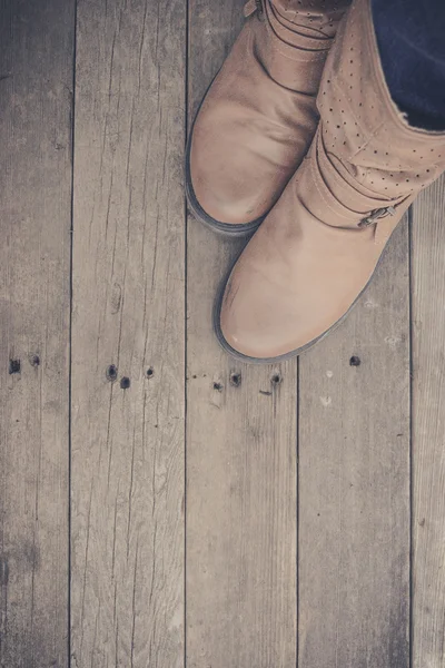 Pieds. Vue à la première personne sur fond de bois rustique . — Photo