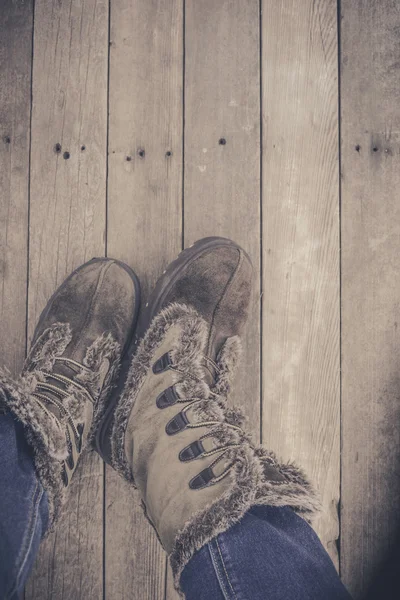 Pieds. Vue à la première personne sur fond de bois rustique . — Photo