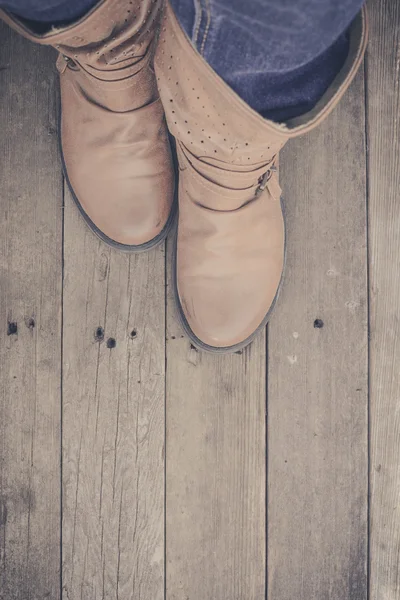 Pieds. Vue à la première personne sur fond de bois rustique . — Photo