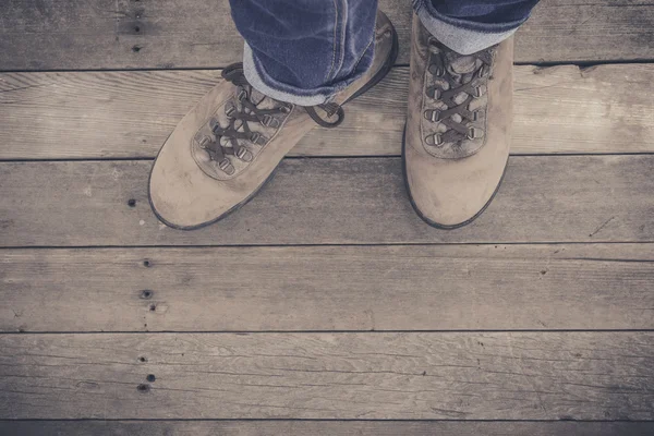 Pies. Vista en primera persona sobre fondo de madera rústica . — Foto de Stock