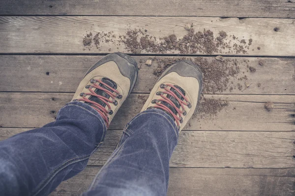 Pieds. Vue à la première personne sur fond de bois rustique . — Photo