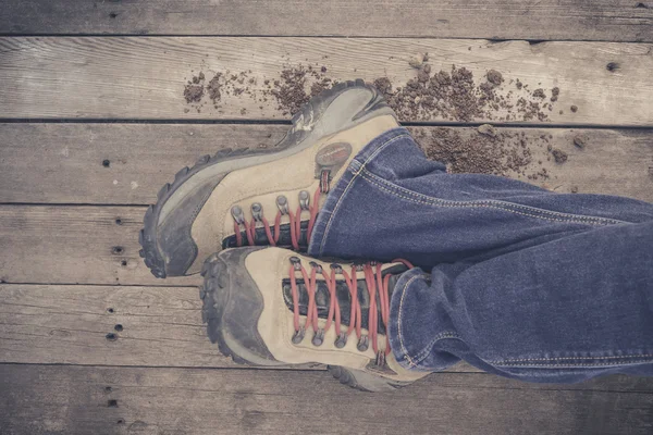 Pieds. Vue à la première personne sur fond de bois rustique . — Photo