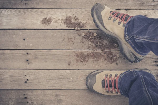 Pieds. Vue à la première personne sur fond de bois rustique . — Photo