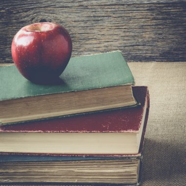 kitap ve elma Instagram stil filtre retro zemin üzerine