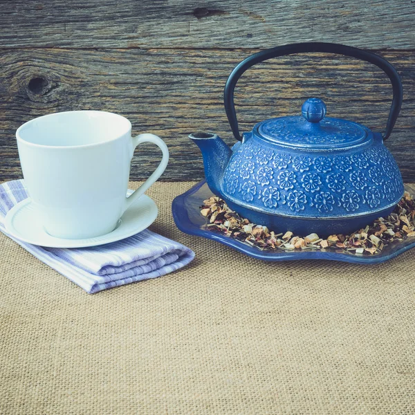 Tasse heißen Tee und Teekanne mit Instagram-Filter — Stockfoto