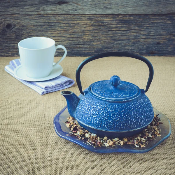 Tasse heißen Tee und Teekanne mit Instagram-Filter — Stockfoto