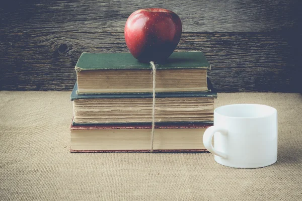 Libri e mela con tazza di caffè su sfondo retrò con Instag — Foto Stock