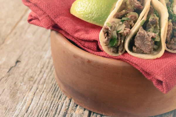 Tacos de carne sobre fondo de madera —  Fotos de Stock