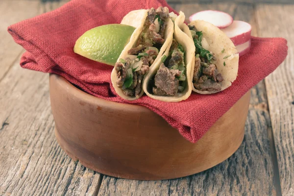 Tacos de carne sobre fondo de madera —  Fotos de Stock