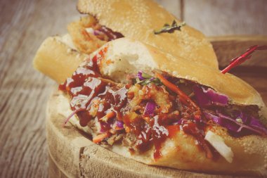 Barbekü Barbekü Sauc ile domuz sandviç çekti