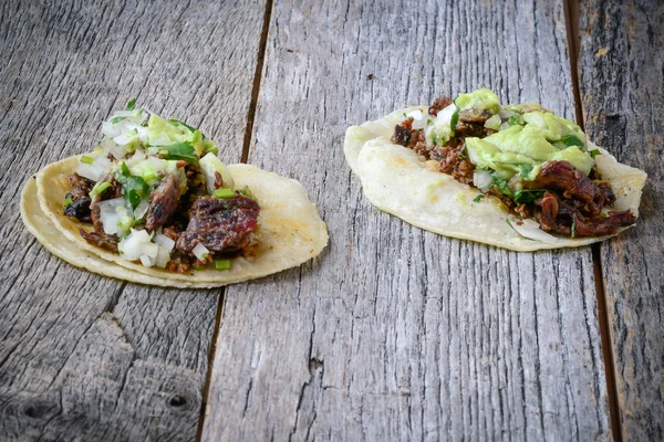 Tacos de carne sobre fondo de madera —  Fotos de Stock