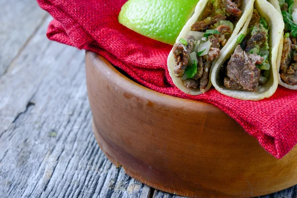 Tacos de carne sobre fondo de madera —  Fotos de Stock