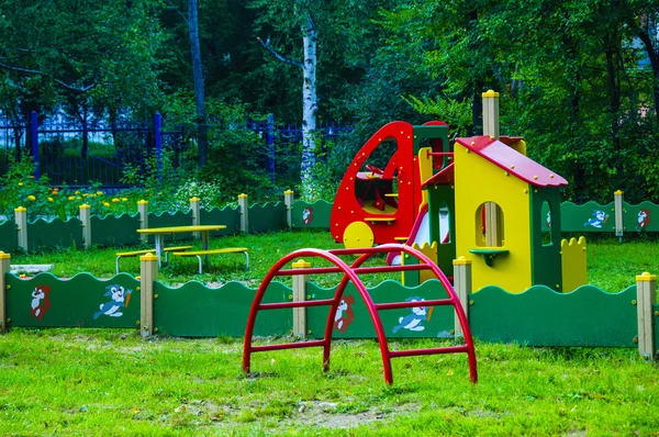 Um jardim, um parque infantil para crianças na natureza — Fotografia de Stock