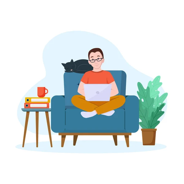 Bir adam dizüstü bilgisayarla koltukta çalışıyor. Ev kavramından çalış. Serbest konsept.