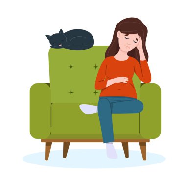 Yorgun hamile kadın kanepede oturuyor. Ağır hamilelik kavramı.