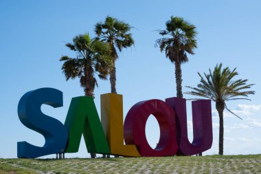 Salou 'da avuç içi renkli harfler.