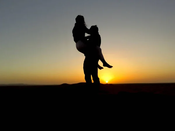 砂漠のカップルのシルエットは — ストック写真