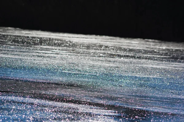 Doğadaki buz yüzeyinin rengi.