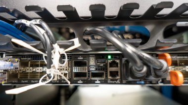 Raftaki sunucunun arkasında