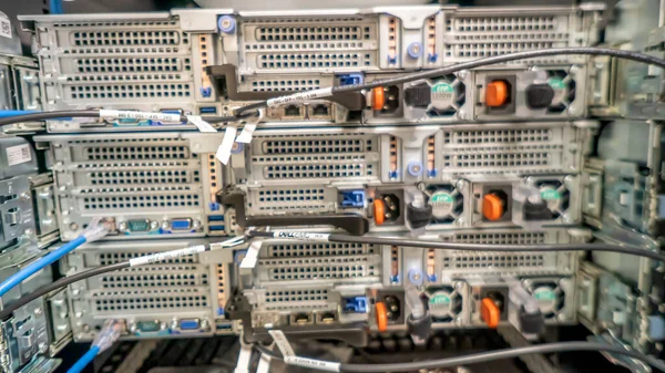 Raftaki sunucunun arkasında