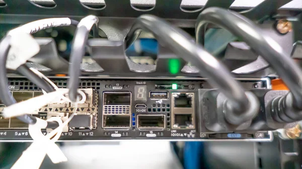 Raftaki sunucunun arkasında