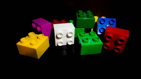 Іграшка Барвисті Пластикові Блоки Ізольовані Темному Фоні — стокове фото