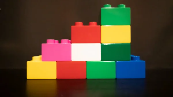 Brinquedo Blocos Plástico Coloridos Isolados Fundo Escuro — Fotografia de Stock