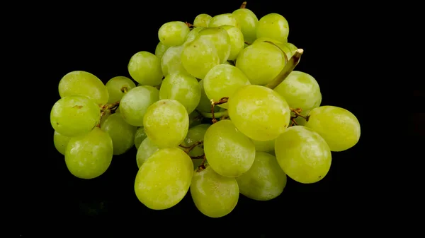 Filial Mogna Gröna Druvor Isolerade Svart Bakgrund Selektivt Fokus Den — Stockfoto