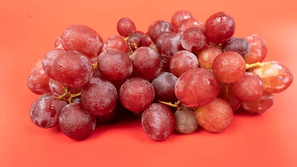 Uvas Rojas Frescas Aisladas Sobre Fondo Rosa Enfoque Selectivo Las —  Fotos de Stock