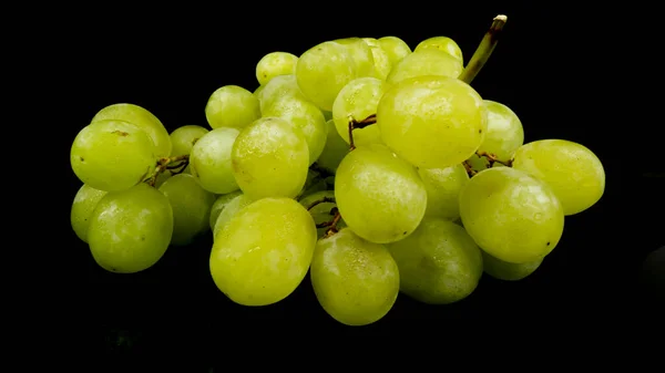 Rama Uvas Verdes Maduras Aisladas Sobre Fondo Negro Enfoque Selectivo — Foto de Stock