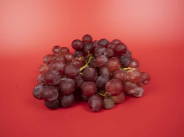 Uvas Vermelhas Frescas Isoladas Sobre Fundo Rosa Foco Seletivo Nas — Fotografia de Stock