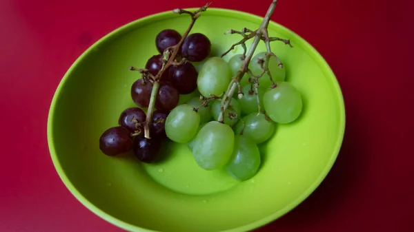 Uvas Rojas Verdes Frescas Tazón Aislado Sobre Fondo Rosa Enfoque — Foto de Stock