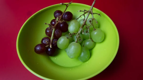 Färska Röda Och Gröna Druvor Skål Isolerad Rosa Bakgrund Selektivt — Stockfoto