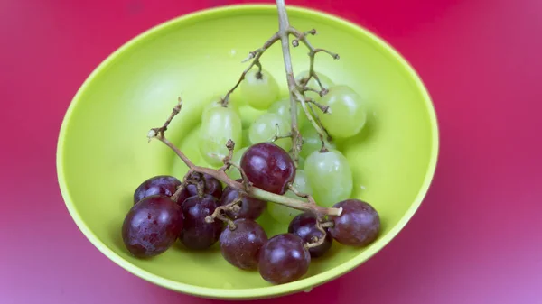 Uvas Rojas Verdes Frescas Tazón Aislado Sobre Fondo Rosa Enfoque — Foto de Stock