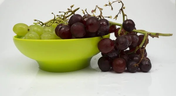 Färska Röda Och Gröna Druvor Skål Isolerad Rosa Bakgrund Selektivt — Stockfoto