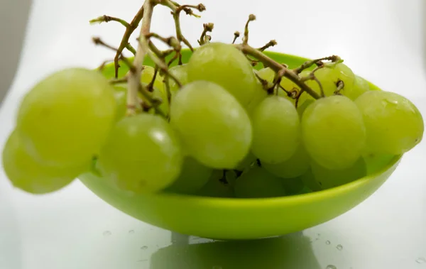 Färska Gröna Druvor Skål Isolerad Rosa Bakgrund Selektivt Fokus Färska — Stockfoto