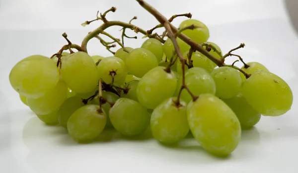 Uvas Verdes Frescas Isoladas Sobre Fundo Branco Foco Seletivo Nas — Fotografia de Stock