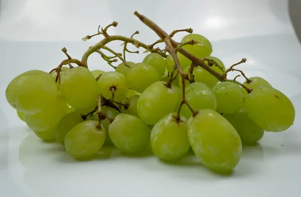 Uvas Verdes Frescas Aisladas Sobre Fondo Blanco Enfoque Selectivo Las — Foto de Stock