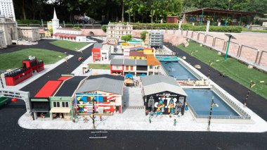 Johor, Malezya, 20 Ocak 2021 - Legoland, Johor, Malezya 'daki Lego tuğlalarından yapılmış minyatür modelin sahnesi.. Seçici odaklanma. Gürültü ve tahıl içerir