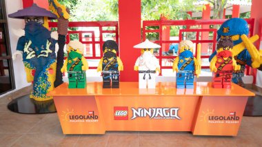 Johor, Malezya, 20 Ocak 2021 - Legoland, Johor, Malezya 'daki Lego tuğlalarından yapılmış minyatür model sahnesi Ninja Go temalı seçici odaklanma. Gürültü ve tahıl içerir