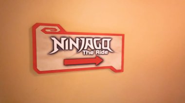 Johor, Malezya, 20 Ocak 2021 - Legoland, Johor, Malezya 'daki Lego tuğlalarından yapılmış minyatür model sahnesi Ninja Go temalı seçici odaklanma. Gürültü ve tahıl içerir
