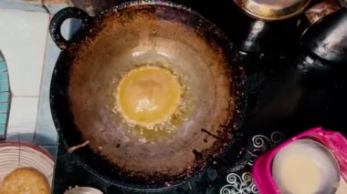 Un ve esmer şekerden yapılan geleneksel Endonezya pastasının nasıl pişirildiğini gösteren bir video. Pasta 