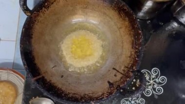 Un ve esmer şekerden yapılan geleneksel Endonezya pastasının nasıl pişirildiğini gösteren bir video. Pasta 