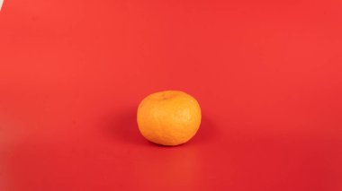 Güzel mandalinalar ve nane. Pembe arka planda taze mandalinalar.