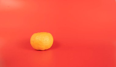 Güzel mandalinalar ve nane. Pembe arka planda taze mandalinalar.