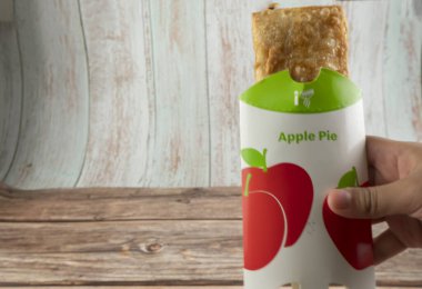 Rawang, Selangor, Malezya, 4 Mart 2021 McDonald 's Elmalı Turtası arka planda ahşap masa ile izole edilmiş. Dışı çıtır çıtır, içi sıcak. Seçici odak