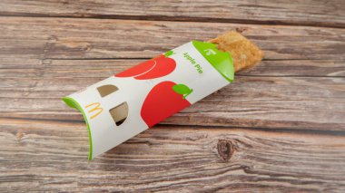 Rawang, Selangor, Malezya, 4 Mart 2021 McDonald 's Elmalı Turtası arka planda ahşap masa ile izole edilmiş. Dışı çıtır çıtır, içi sıcak. Seçici odak